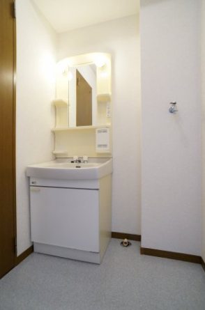 独立洗面台、小物を置くことができて便利です