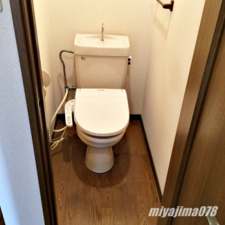 落ち着いた色調のトイレです