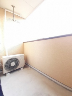 外からの目が気にならないバルコニーで洗濯物が干せます