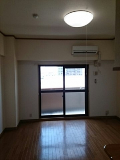 明るい色調の室内です