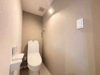 【リフォーム後】トイレは温水洗浄付き便座に交換し、天井や壁、