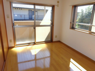 小窓があり明るい部屋です。