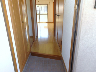 玄関には大きな鏡付きなので身だしなみチェックが出来ます。