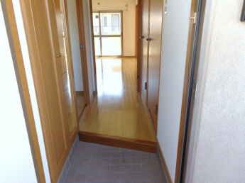 玄関には大きな鏡付きなので身だしなみチェックが出来ます。