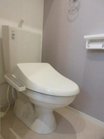 落ち着いた色調のトイレです