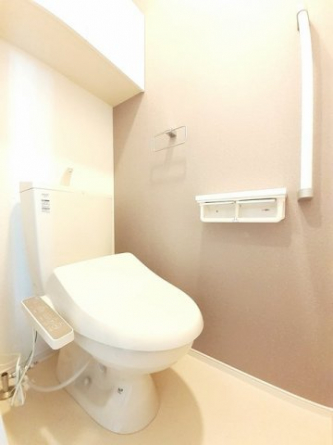 落ち着いた色調のトイレです