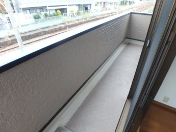 開放的で明るい空間を演出してくれるバルコニーです