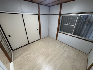 落ち着いた色調の洋室です