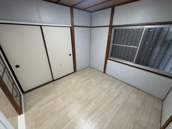 落ち着いた色調の洋室です