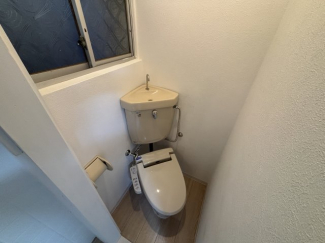 落ち着いた色調のトイレです