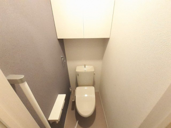 落ち着いた色調のトイレです