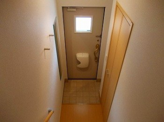 収納もある玄関です