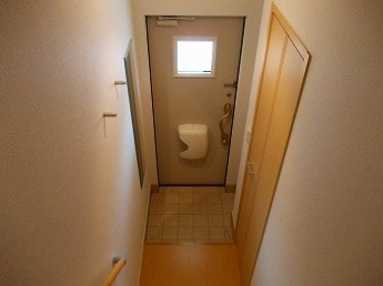 収納もある玄関です