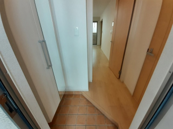 収納もある玄関です
