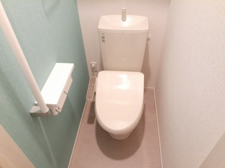 落ち着いた色調のトイレです
