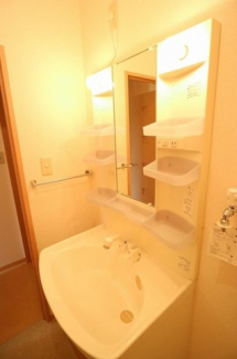 明るい洗面所です