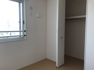 広くて明るい寝室
