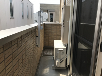 暖かな日差しのふりそそぐバルコニー
