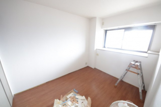落ち着いた色調の洋室です