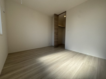 落ち着いて過ごせるお部屋なので、寝室にいかがでしょうか