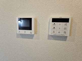 オートロックとモニター付きインターホンで安心です。右側は追炊き、自動給湯ができる給湯器リモコンです