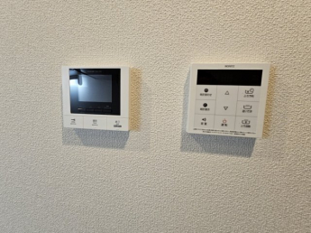 オートロックとモニター付きインターホンで安心です。右側は追炊き、自動給湯ができる給湯器リモコンです