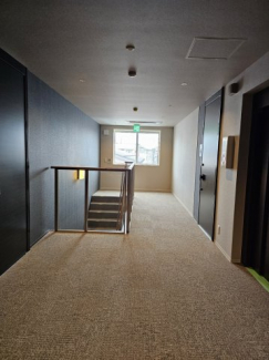 室内階段・廊下なので雨風が吹き込まないのが良いですね