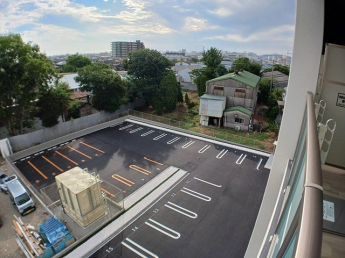 車をお持ちの方に嬉しい駐車場付きの物件です