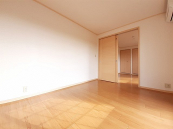 明るい色調の室内です