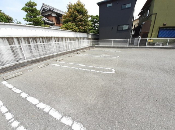 車をお持ちの方に嬉しい駐車場付きの物件です
