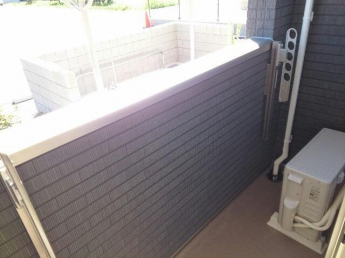 暖かな日差しのふりそそぐバルコニー