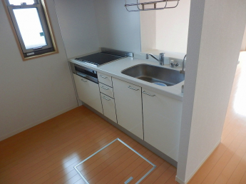 対面式キッチン。角部屋なので窓もあります。