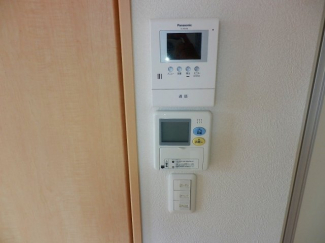 モニター付きインターホンと電気温水器のリモコンです