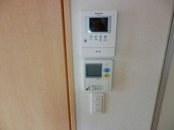 モニター付きインターホンと電気温水器のリモコンです