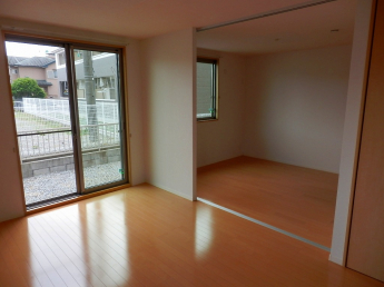隣の洋室とつなげると広く使えます！