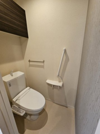 おしゃれな手すり付きのペーパーホルダー。収納棚もあるので便利です