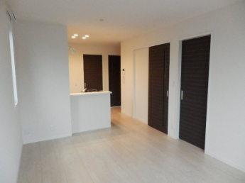 奥に洋室が２部屋あります。手前のドアは階段ホールと洗面所のドアです