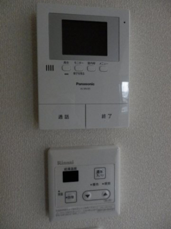 モニター付きインターホンで安心です。下のリモコンではお風呂のお湯は理も出来ますよ