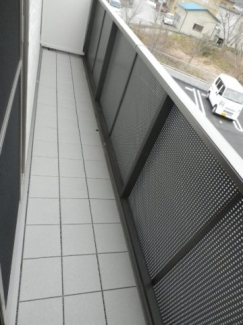横に長いバルコニーです