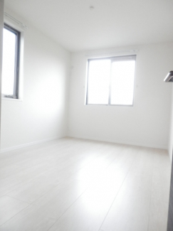 こちらのお部屋は窓が2面ありますよ