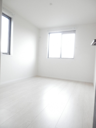 こちらのお部屋は窓が2面ありますよ