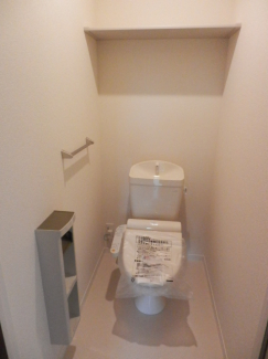 シャワートイレです。棚もあるのでトイレットペーパーを置いておけますね