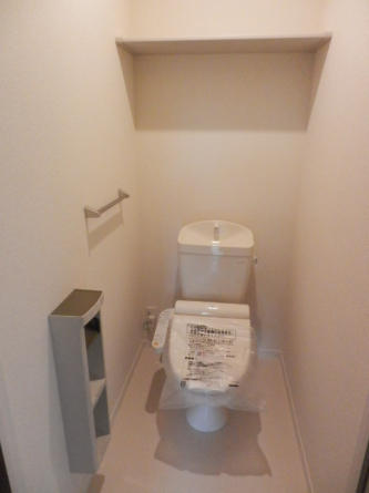 シャワートイレです。棚もあるのでトイレットペーパーを置いておけますね