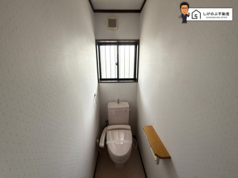 換気にも配慮した窓付きのトイレスペースとなっています。