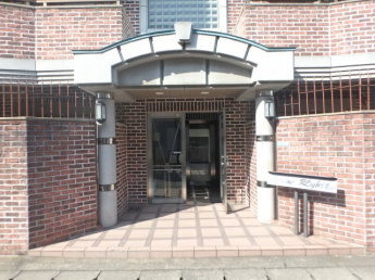 ゆとりのあるエントランスです