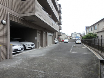 車をお持ちの方に嬉しい駐車場付きの物件です