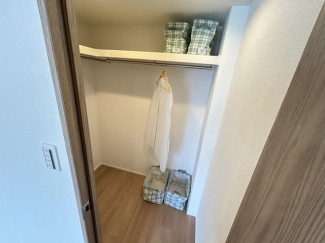 たっぷりの収納力を備えたウォークインクロゼット