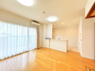 南向きで明るい床暖房付きの14.5帖リビング♪