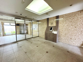 天井から自然光が降り注ぐエントランス♪