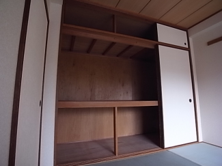 押入